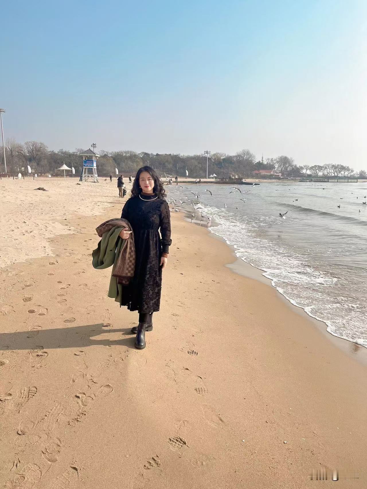 和离异的女同事去海边游玩哈哈哈哈