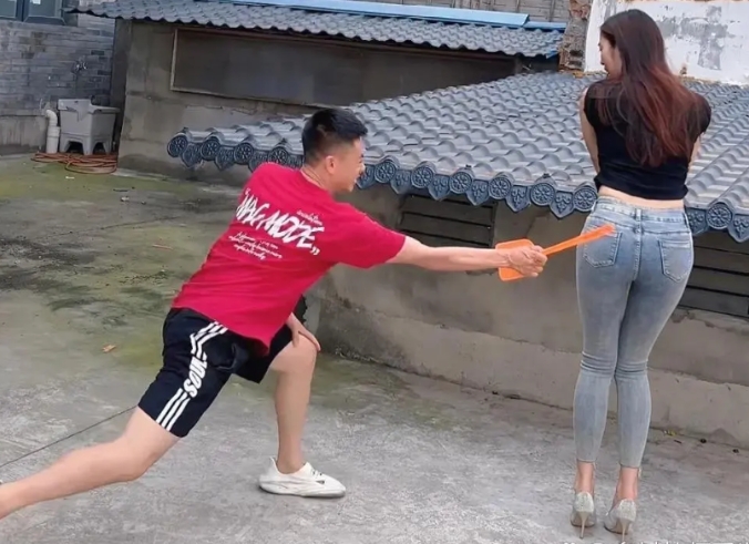他们是不是在玩儿什么游戏？感觉玩儿都挺开心的！哈哈哈哈 [大笑][大笑][大笑]