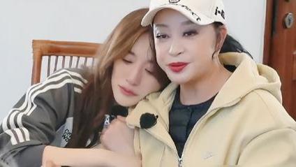 全网抵制！拿没教养当个性的她，终于惹了众怒！难怪连倪萍都嫌弃