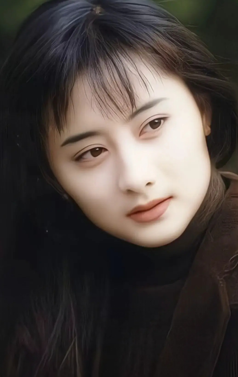 演员陈德容说，周星驰追求过我，拍鹿鼎记，每天都来接我，可是我觉得不可能的，那个时