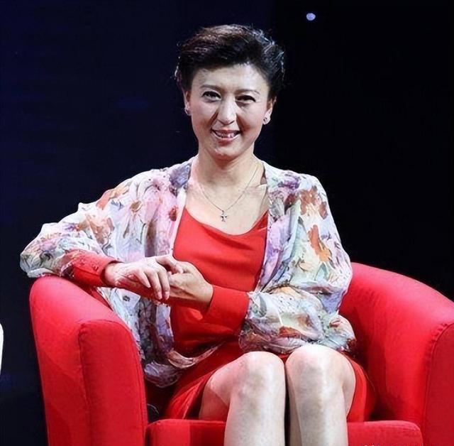 演员闫学晶: 45岁生小女儿, 49岁成了婆婆, 待前夫的女儿如同亲生