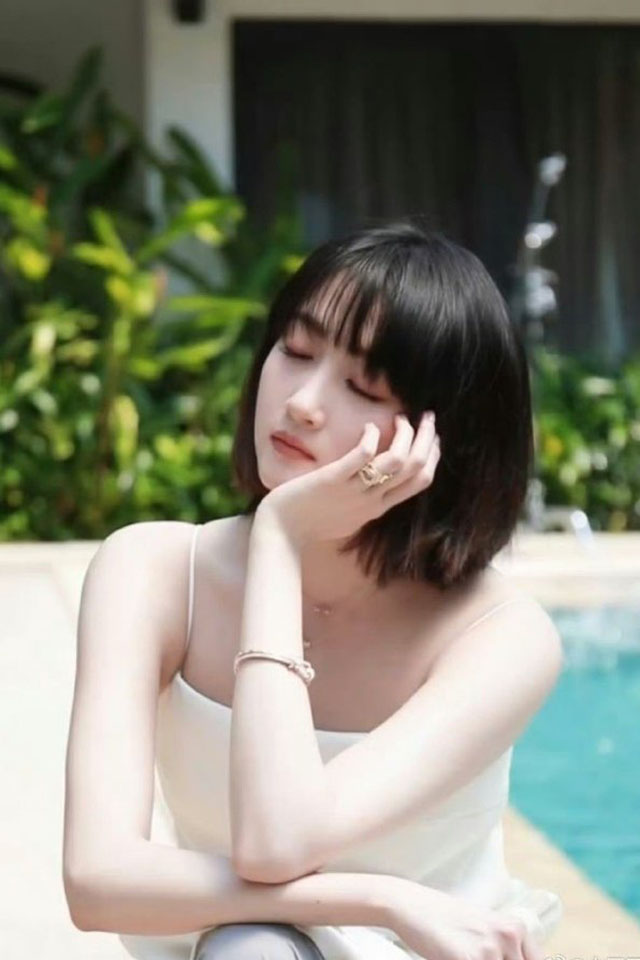#关晓彤白吊带齐肩短发#有人说，get不到关晓彤的美。那你总不能，对这双大长腿视
