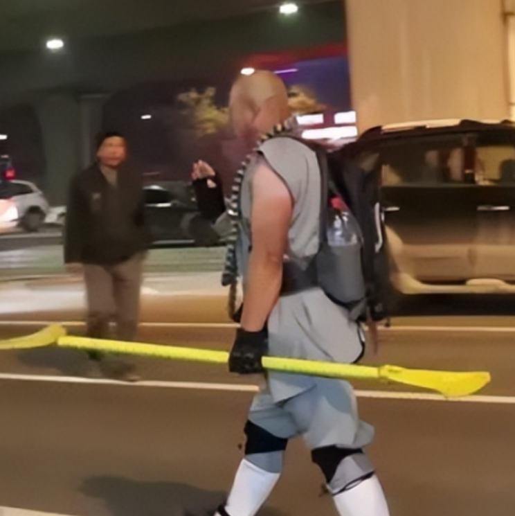 这个和尚，仅凭一己之力降低了山西的犯罪率，每天半夜他都准时出现在街上，光头，身穿