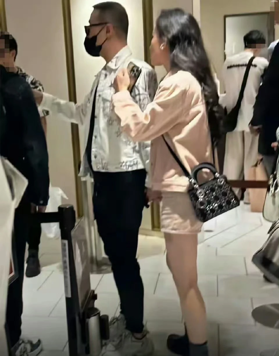 发现娱乐圈名字里带“峰”的男星艳福不浅啊！

汪峰前妻章子怡，刚被曝出新恋情，他