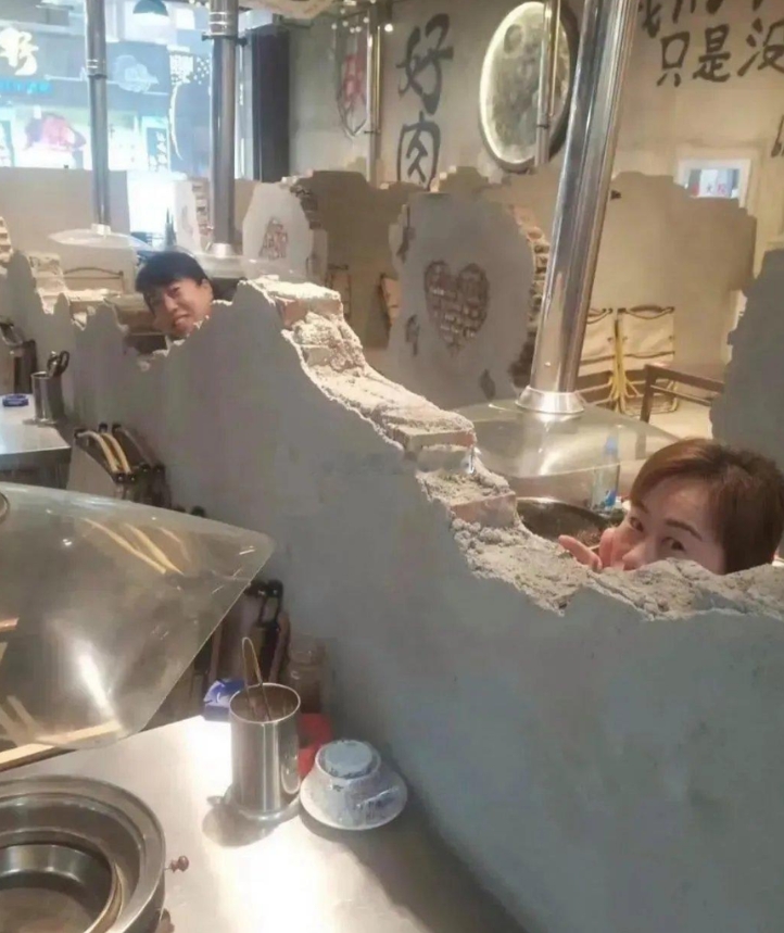 朋友开个小酒吧，这装修跟没装了一样[笑哭][笑哭][笑哭]