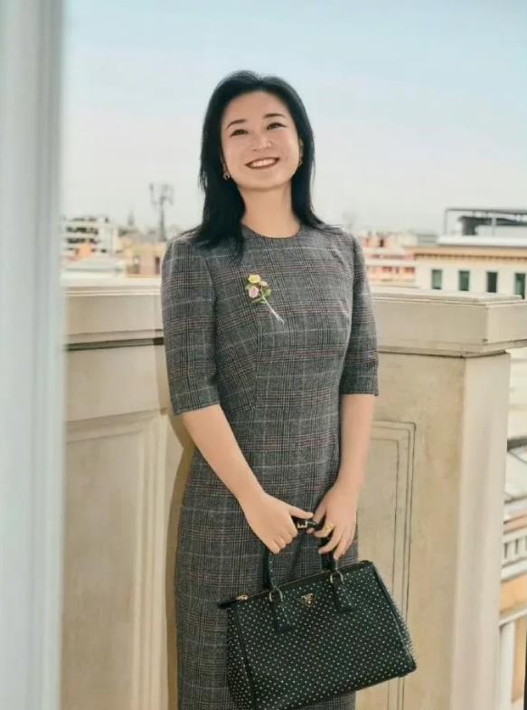贾玲确实是很难回到从前了，
现在的她优雅又从容，
只是这一身名牌好像不太适合她，