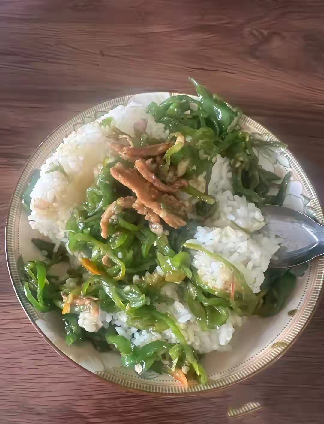 25元的青椒肉丝盖饭，还送蛋花汤，居然有人嫌贵？作为餐馆老板，我真的很无奈。
开