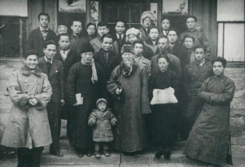 1947年除夕，徐悲鸿为刘金涛作画，刚画两只公鸡，停电了。眼看无法完成，徐悲鸿便