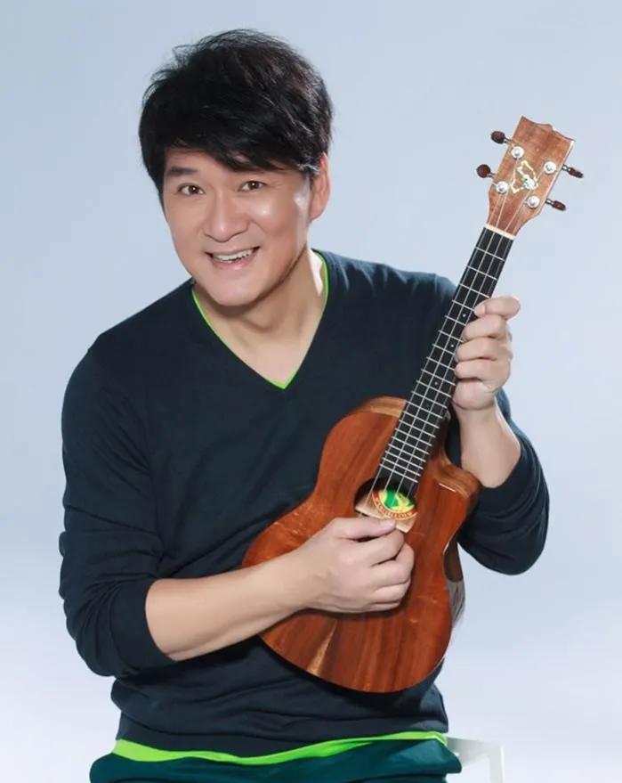 一天，一个女粉丝给周华健的妻子康粹兰打电话：“我很爱周华健，我们已经在一起了，你