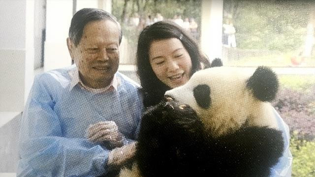 嫁给杨振宁20年后，翁帆已经48岁并且拥有两个博士学位，得偿所愿