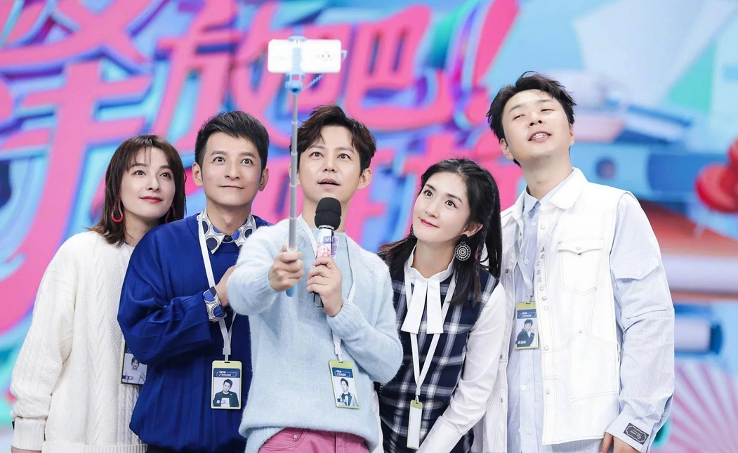 快乐大本营都被关停了，为什么主持人没被封杀，何炅谢娜他们在屏幕前还是很活跃？
