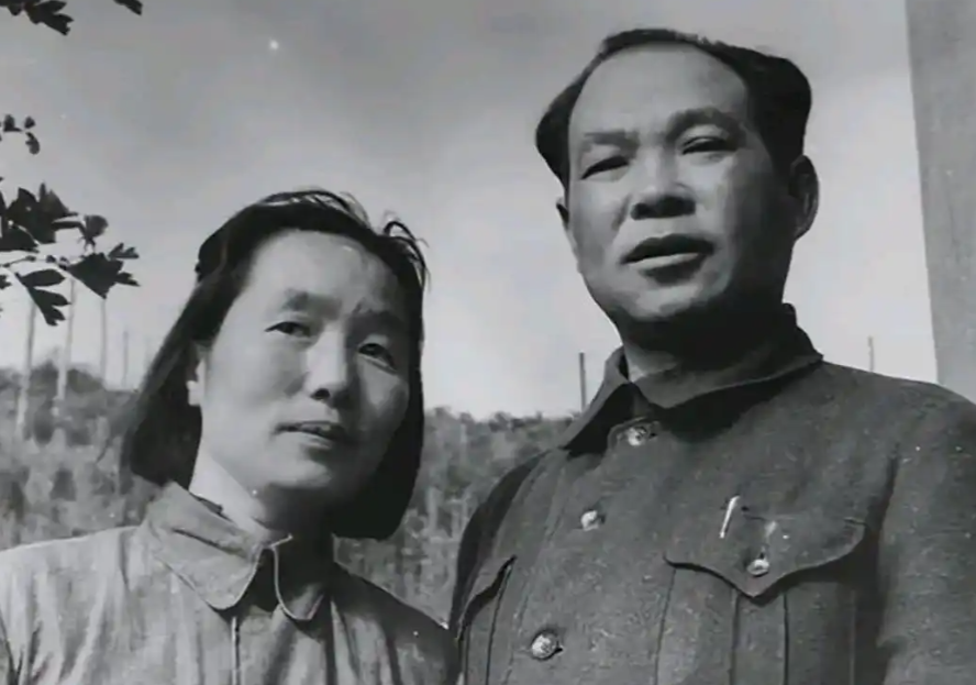1937年，地主王学文突然发现一20岁女兵，昏倒在家门口。他四下看看无人，一下把