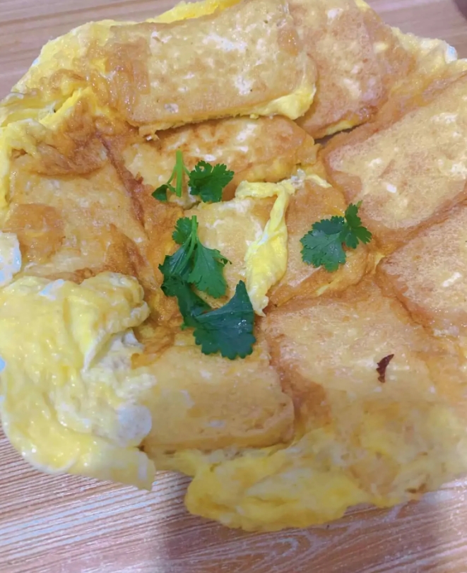没人和我一起出去吃饭，自己做点吃吧，东北家常菜，白菜炖冻豆腐，香煎鸡蛋豆腐，凉拌