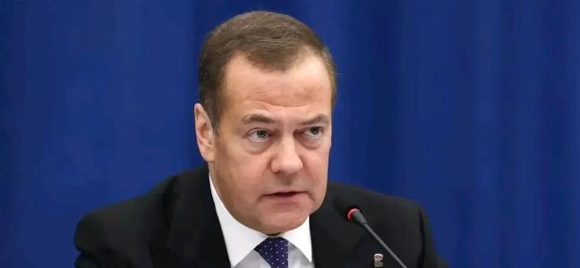 太荒谬了，这脸打的不要不要的！

近日，俄罗斯联邦安全会议副主席梅德韦杰夫毫不留