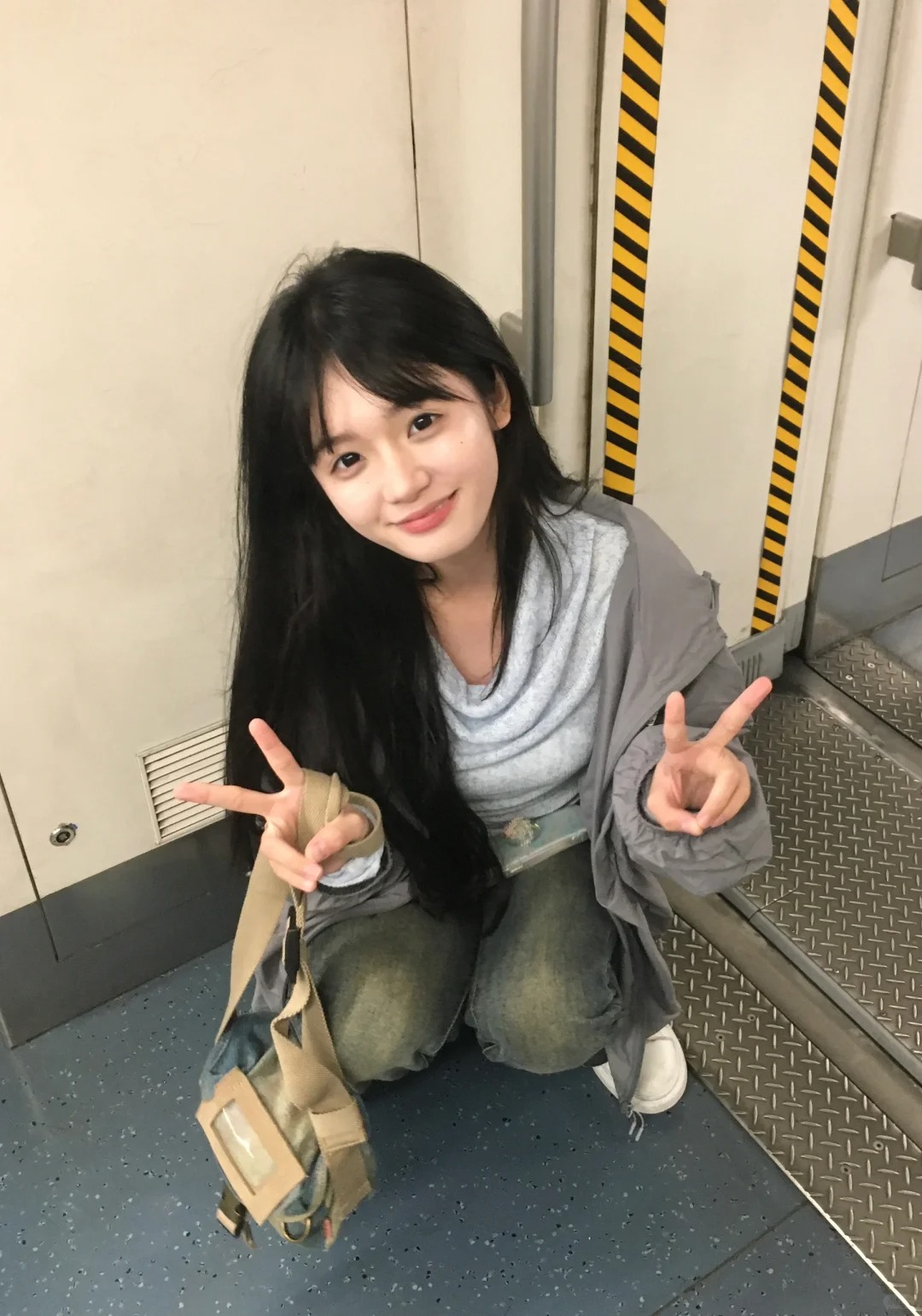 拍着拍着就傻笑…
喜欢糊糊画质喜欢阳光喜欢人少的地铁( ´▽` )ﾉ