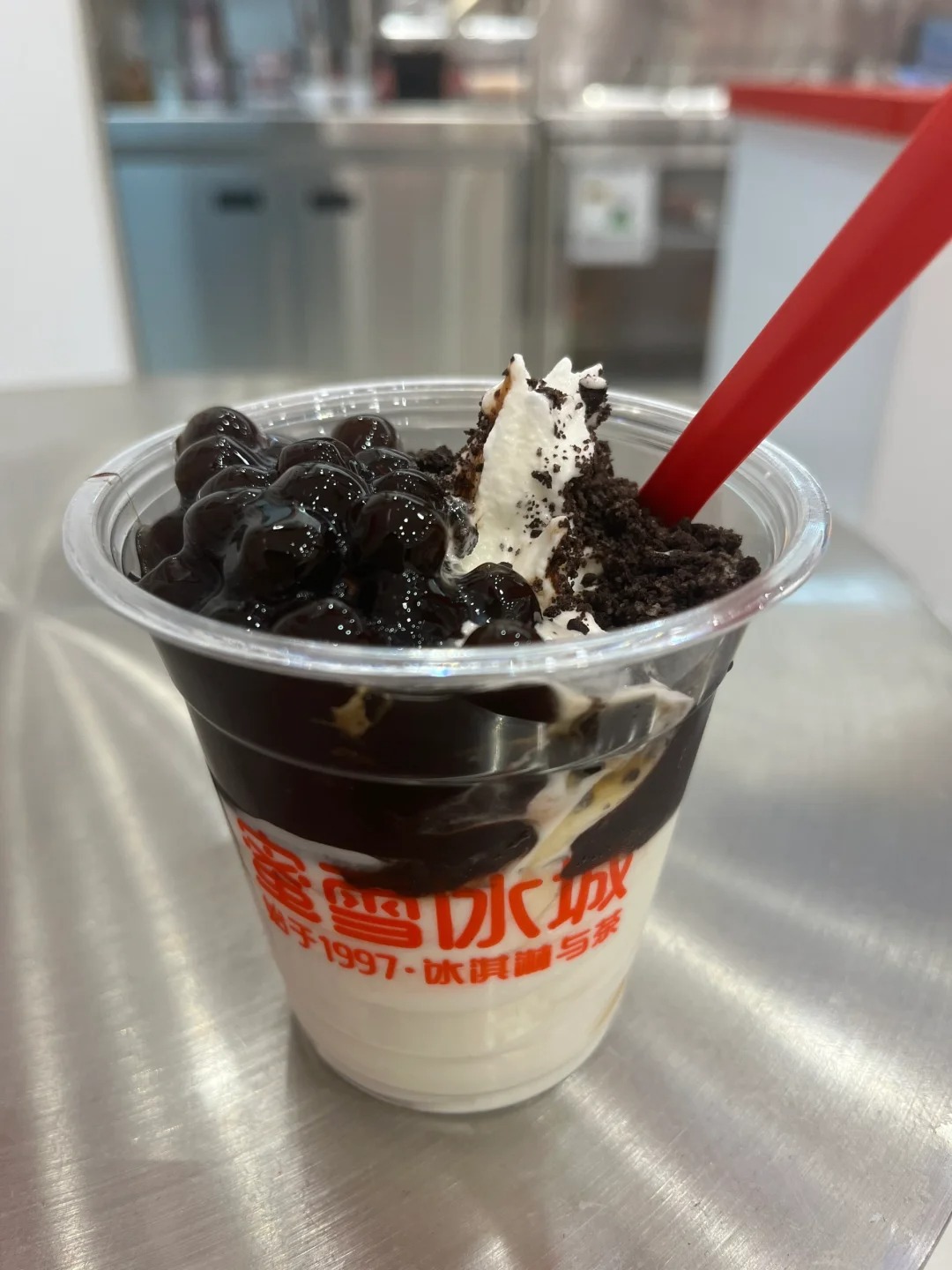 不小心挽了老师的手要解释吗
和老师关系比较好，他约了我晚上聊聊论文，我们就一起走