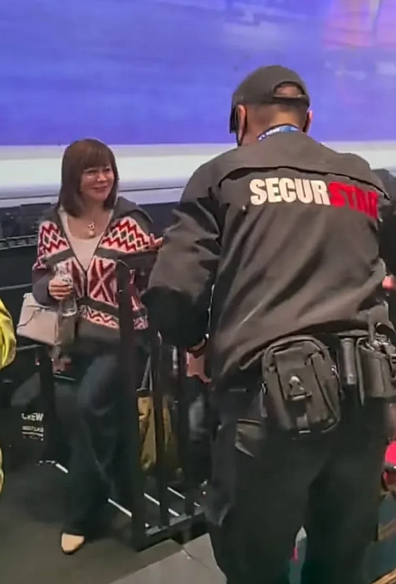 刘德华演唱会，好友关之琳现身演唱会现场。曾经的一代女神也老了，关之琳曾经结过两次