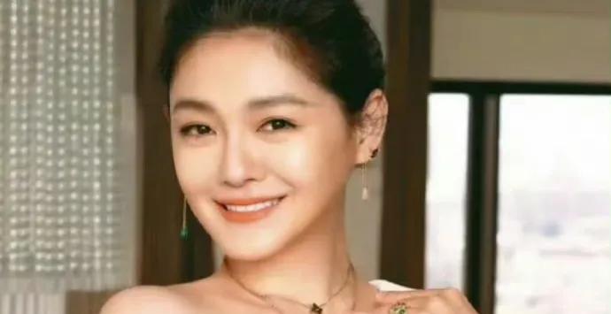 沉痛悼念！大S因病离世，一个时代记忆的落幕
今日，娱乐圈传来一则令人悲痛的消息：