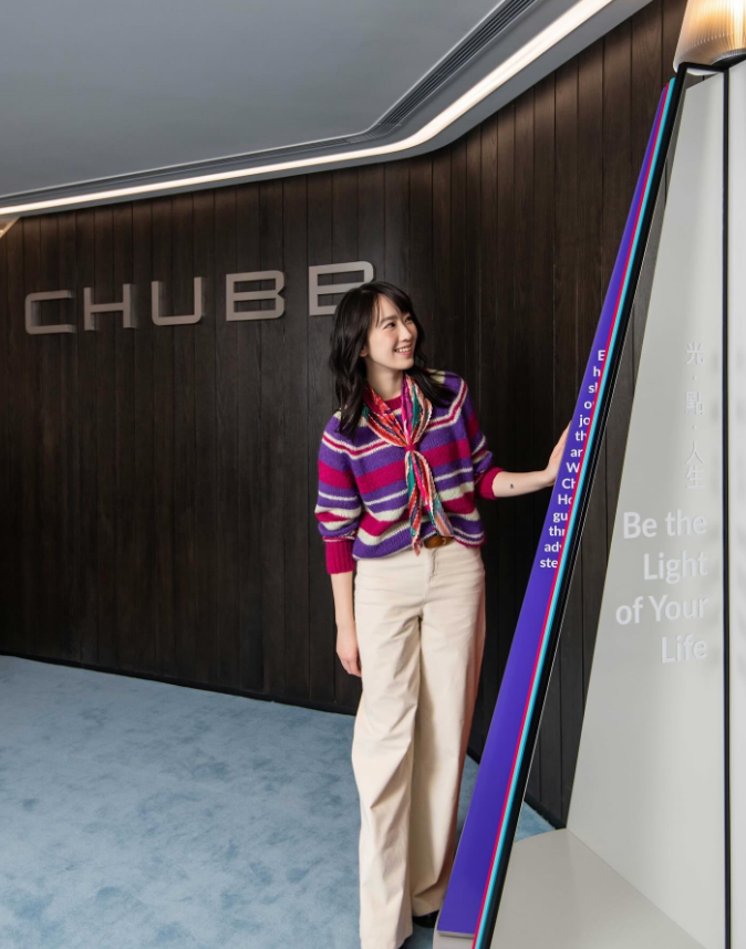 她是香港著名影星龚慈恩的女儿，目前被还被评为最美星二代，这颜值看起来比妈妈年轻时