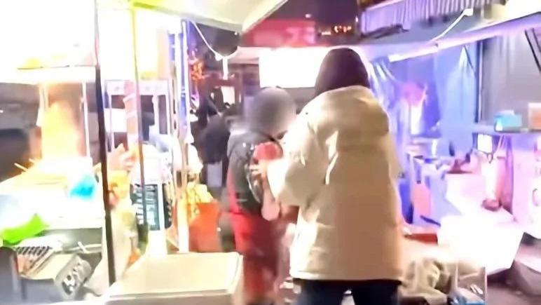 淄博一女摊主不让六岁女儿穿上衣，在气温零下的室外罚站一小时！