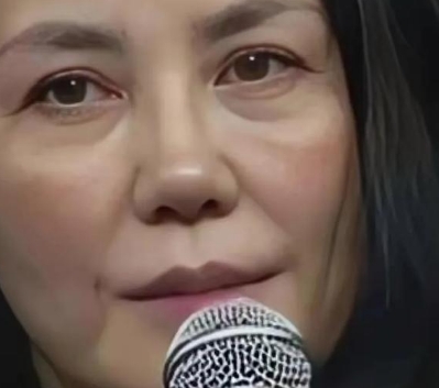 王菲素颜被指尽显老态，眼袋法令纹下垂，满是沧桑，被嘲似普通大妈。但这又何妨？
