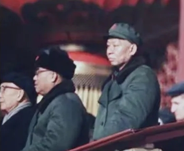 1966年初冬，刘少奇同志在天安门城楼上。他穿着深绿色的大衣。

他右边是朱德元