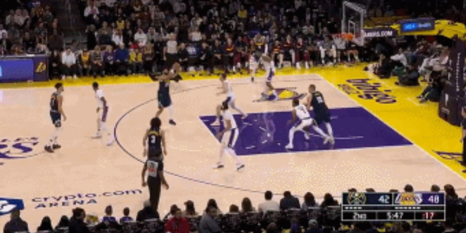 约基奇这球神来之笔！
掘金背靠背127-102湖人，约基奇状态一如既往的稳定，首