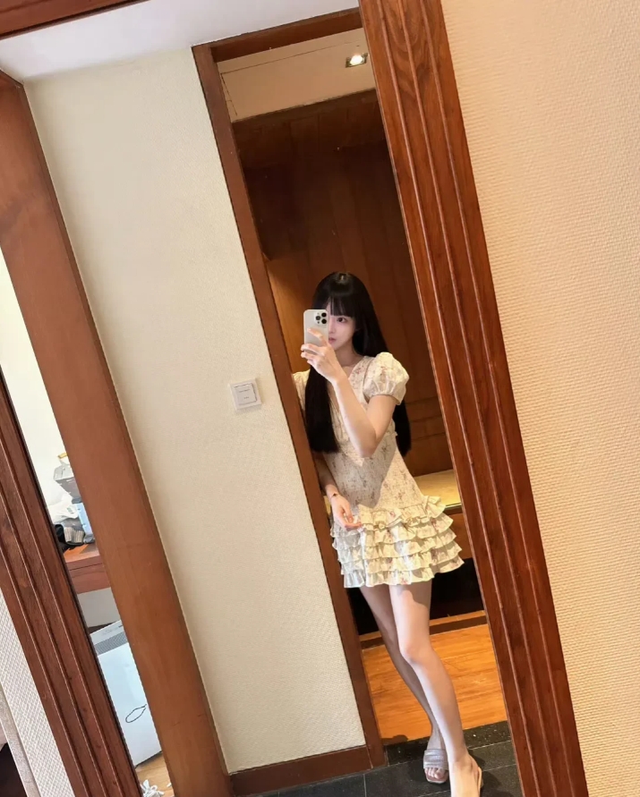带来最满意的一条裙子。版型有点奇怪，但实物贼好看！