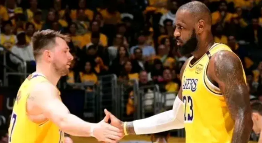 从2月20日开始，湖人将迎来4天3战，其中两场比赛看点十足：
1、湖人VS黄蜂，