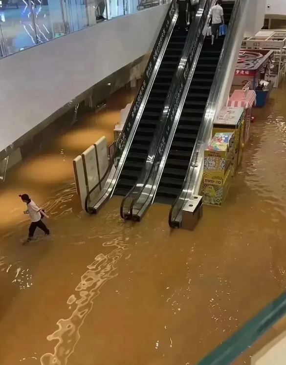 连续的暴雨让长沙进入“看海模式”。问题是后期还有十几天的大雨，后续还有4轮强降雨