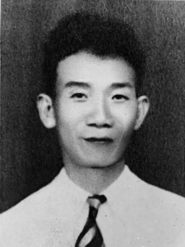 1919年，23岁的郁达夫去逛青楼，想要发泄一晚，对老鸦说:“给我找一个年纪最大