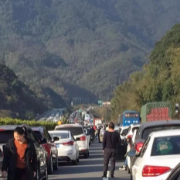 在高速公路上，男性可以随意小便，而大部分女性却不好意思。她们常常安慰自己说：“再