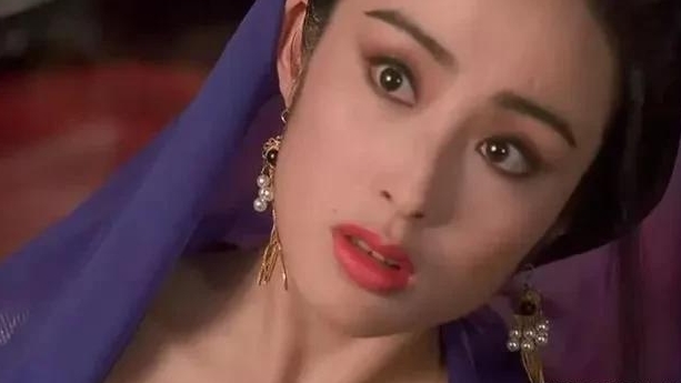 1995年，张敏接受了追求她已久的永胜电影公司老板向华胜，却发现他与别的女星有染