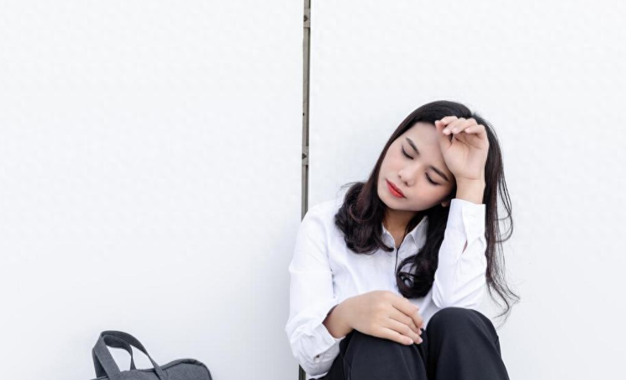 某单位办公室主任，三年多之前，时任一把手神通广大，单位里一波提拔四个副科，本来有