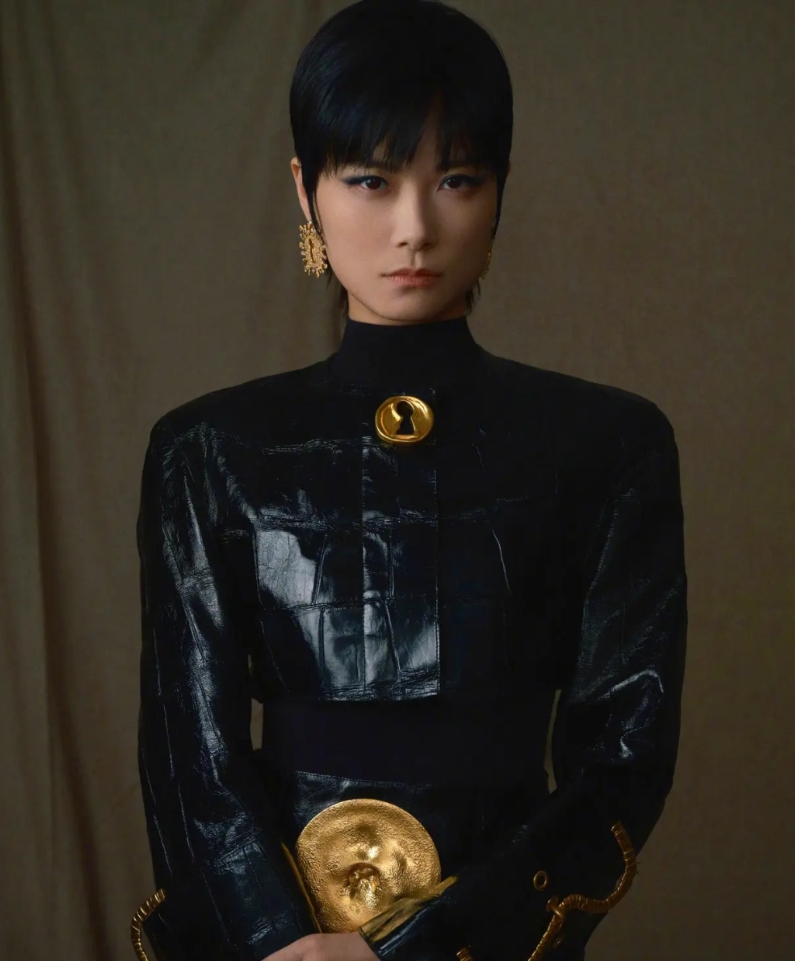 李宇春为什么咖位这么高，可以年年压轴？

主要原因就这3点：

1. 因为她是真