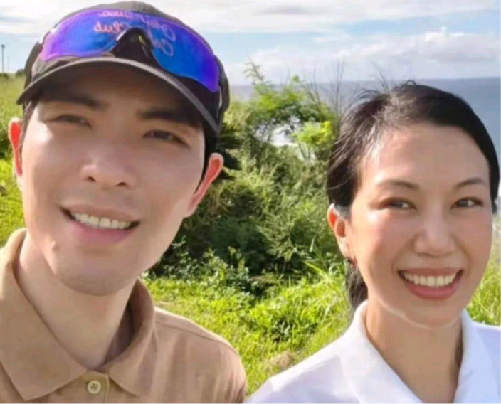 萧敬腾和林有慧旅行照曝光，他细心为她整理头发，两人年龄差难辨，爱意满满