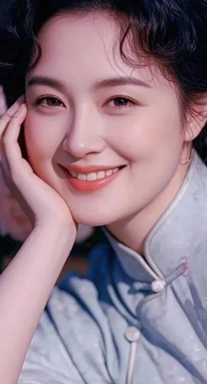 这是谁家的媳妇，这么漂亮！典型的鹅蛋脸，温文尔雅的气质，感觉她怎么看都美，五官毫
