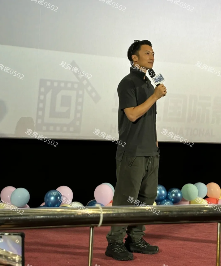 青岛见到谢霆锋，本人个子不高身材比例不太好腿比较短，但脸是真的帅。
五官立体棱角