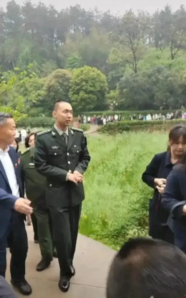 看看这照片里伟人曾孙毛东东，真是一表人才啊！
这孩子有他太爷爷的风范，现在看到毛