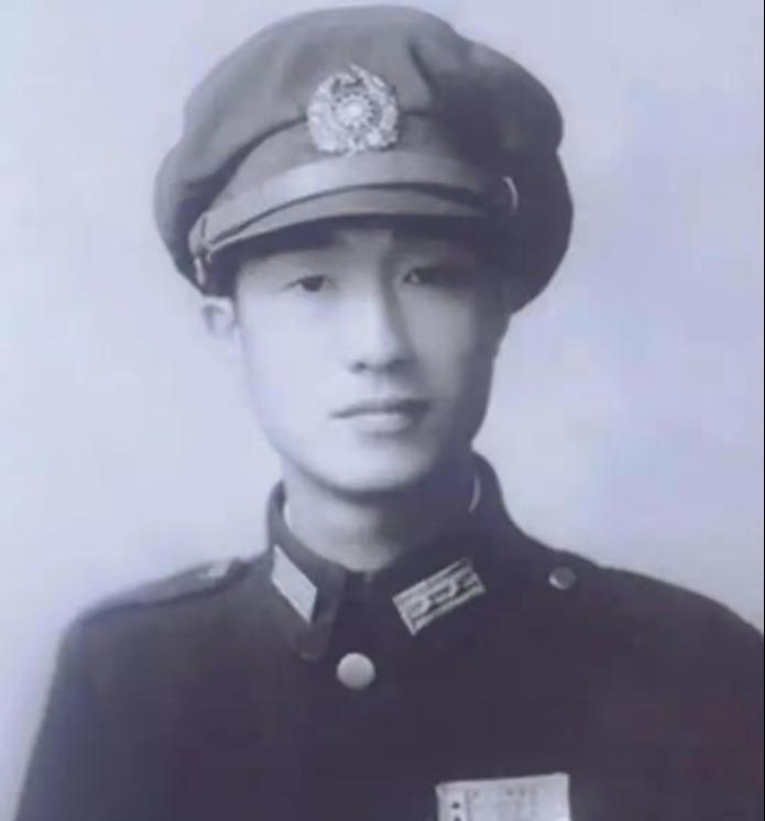 1927年，周恩来被捕，没想到审讯他的竟是自己的学生鲍靖中，他悄悄说道：“周老师