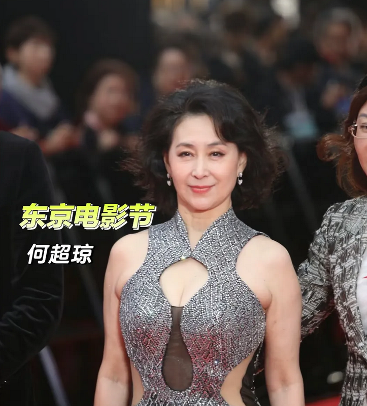 何超琼，终于炫富啦！

有网友晒出：62的何超琼与侄女一起参加东京电影节开幕典礼