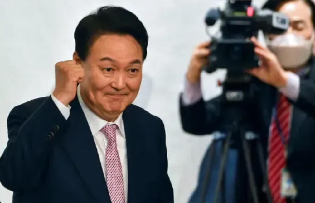 尹锡悦有望了。
说起韩国政坛，大家都觉得挺有意思。除文在寅外，没有一届政府领导人