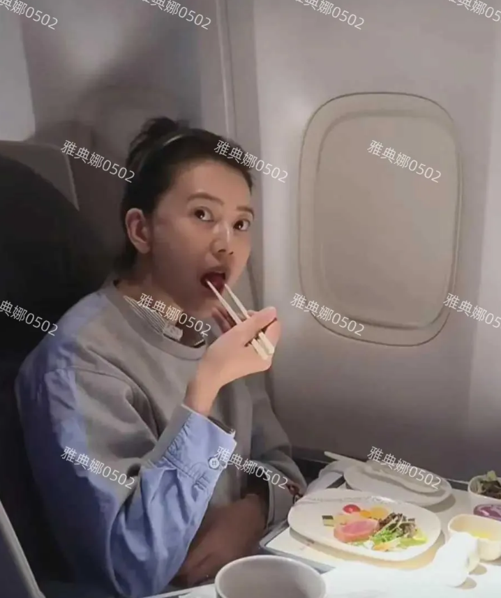 飞机上的高圆圆真接地气，年纪大了确实很会养生秋衣秋裤长袜子生怕着凉，飞机餐也大口