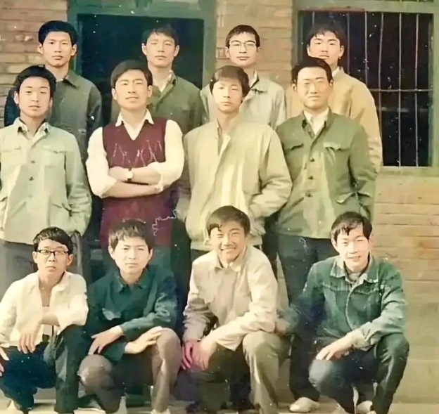 有一位大人物，看出是谁了吗？
