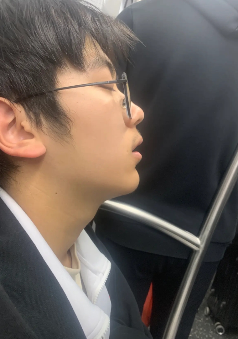 孩子现在高二，由于离家远就选择了住校，刚开始我还很高兴，认为住校了学习的时间肯定