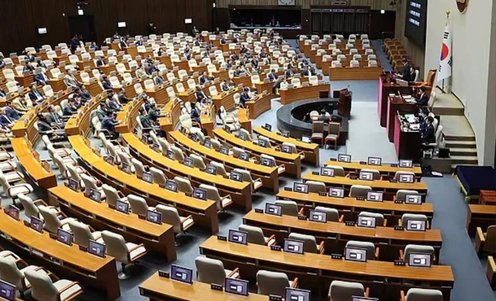 出大事了，尹锡悦可能进行“二次戒严”。韩国国会已经被全面管制，国会议员及职员被要