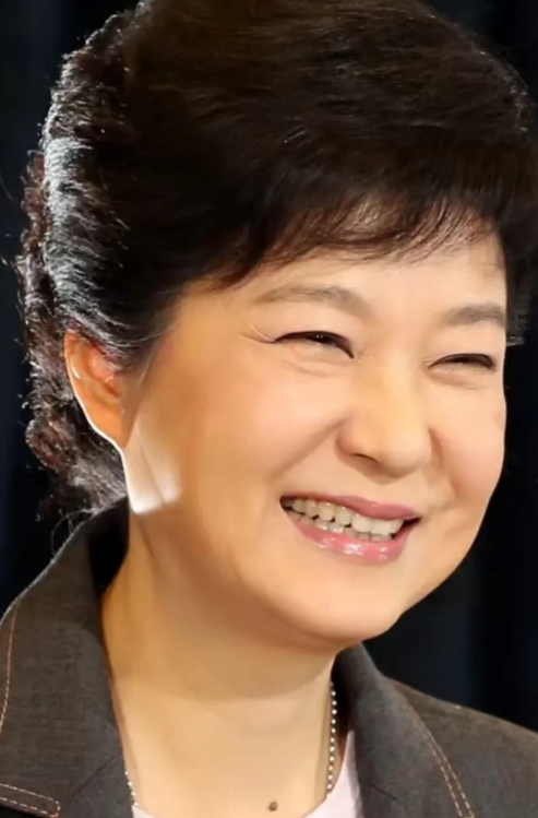 【韩国局势动荡】
反对派在首尔市中心大规模示威，口号是“下台吧，别抢功，逃责任”