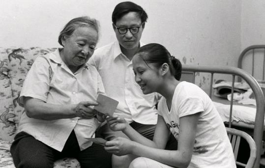 1949年，抗日名将谢晋元的遗孀凌维诚带着4个孩子流浪上海街头。

陈毅得知情况