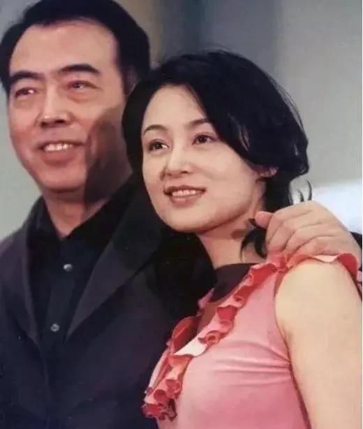 陈凯歌陈红爱情：一眼万年，相伴是最长情的告白
1998年，《荆轲刺秦王》剧组在陈