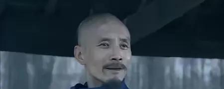 康熙年间，名医叶天士表妹刚去世。叶天士扶棺痛哭，突然，他“嗤”地撕开表妹衣襟，拽